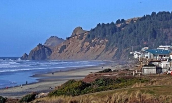 Lincoln City House | Prime Location in Lincoln City with Oceanfront Amenities