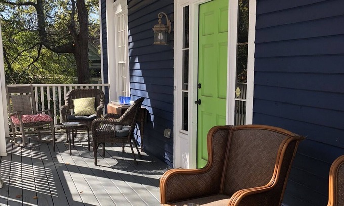Acworth House | Central Acworth Hotel with Pool, Spa & Lake Views