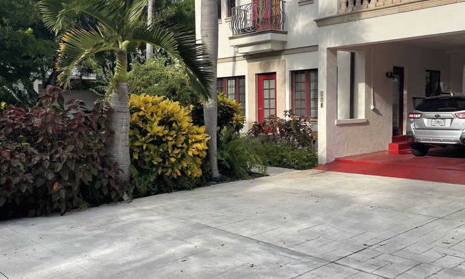 Old Naples House | Ideal Stay in Old Naples: Beach, Shopping & Dining Await