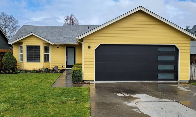 Redmond House | Prime Location in Central Oregon with Family-Friendly Amenities