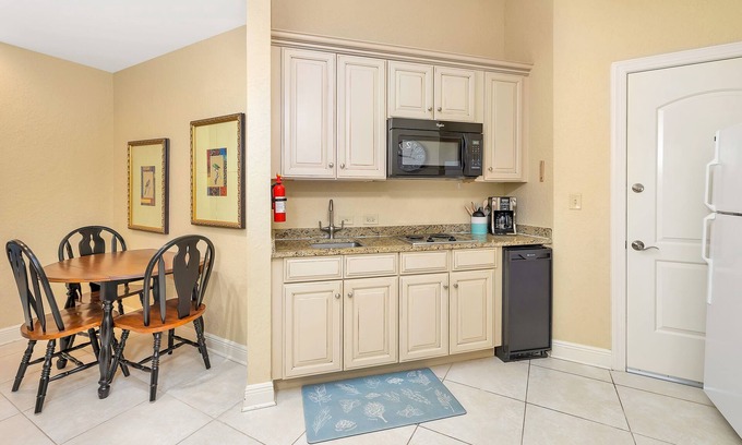 Demere Park Condo | Ideal Location Near St. Simons Island Pier & Neptune Park