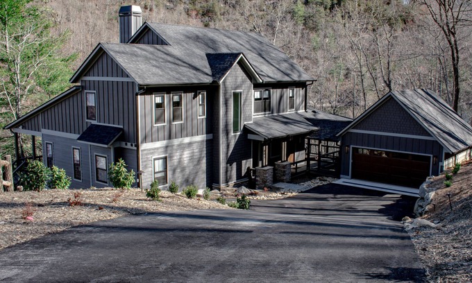 Tuckasegee House | Scenic Bear Lake Getaway for Family Events in Tuckasegee