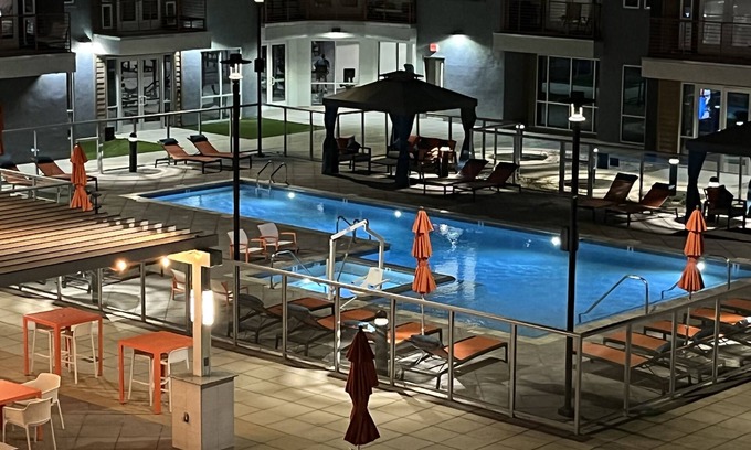 Downtown Phoenix Condo | Convenient Stay Near Sports Arena with Pool & Kitchen