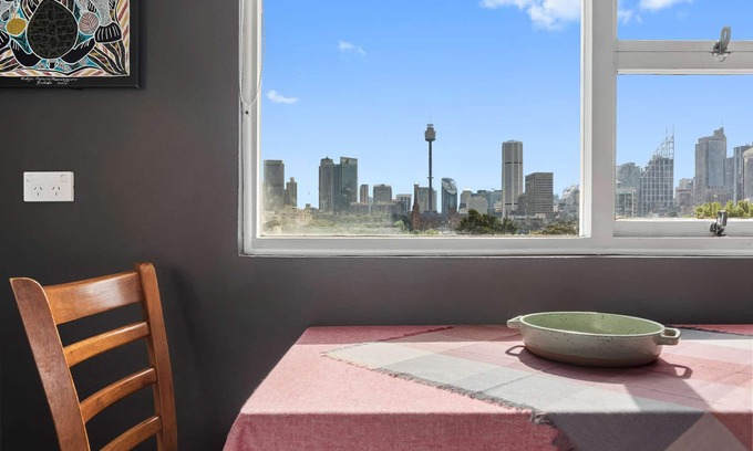 Woolloomooloo Apartment | Chic Studio Retreat with City Views and Family-Friendly Perks