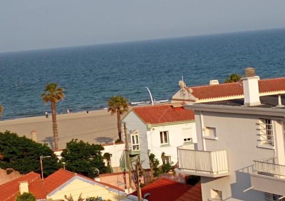 La Jetee Apartment | Oceanfront Apartment with Gorgeous Views Near the Beach