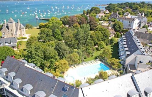 Fouesnant Apartment | Seaside Apartment: Oceanfront Stay with Pool & Pet-Friendly