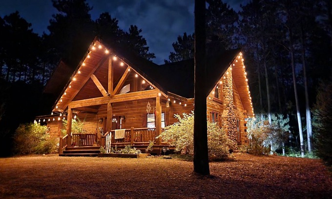 Lyndon Station Cabin | Experience a Custom Log Cabin by the Dells - Top Rated