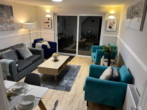 Nottingham House | Family-Friendly Getaway with Comfortable Beds & Free Parking