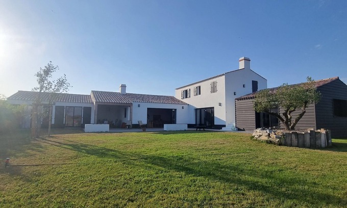 Noirmoutier-en-l'Ile Villa | Location de Vacances D'une Belle Maison Très Confortable Terrasse + Jardin