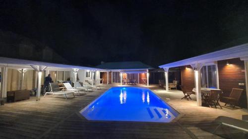 Dampierre Apartment | Discover Dampierre: 4-Star Oceanfront Escape with Pool