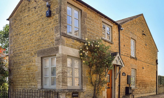 Bourton Cottage | Prime Location with Pet-Friendly Amenities and Breakfast