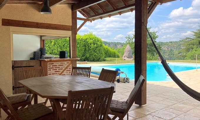 Arcambal House | Ideal Gite Between Cahors and St Cirq Lapopie with Pool