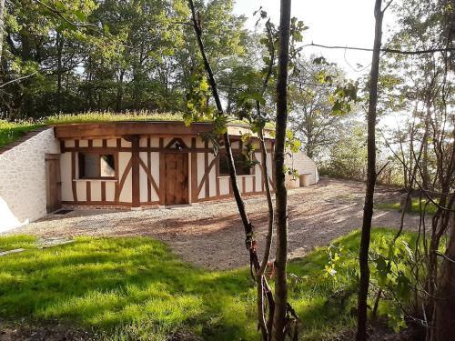 Crouy-sur-Cosson House | Unique Hobbit House with Tree, Near Chambord - Family Friendly