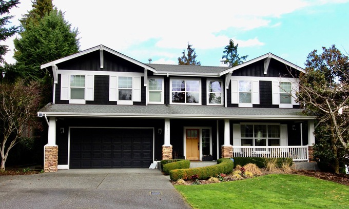 West Bellevue House | Prime Location in Downtown Bellevue with Ocean View & Hot Tub
