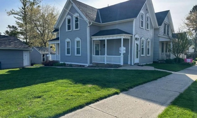 Cedarburg Apartment | Prime Location Awaits You in Cedarburg - Pet Friendly & More
