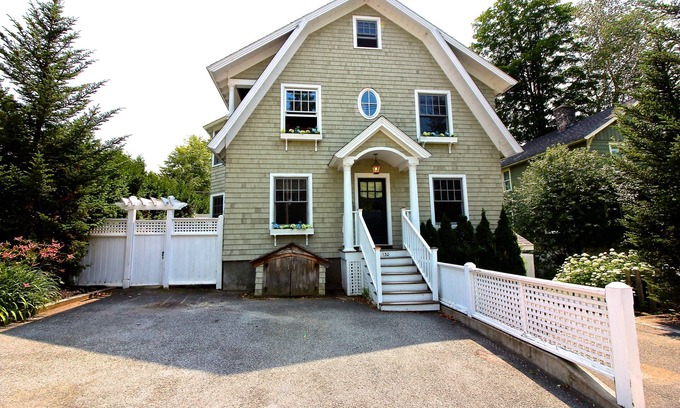 Hillcrest House | Elegant Acorn Cottage: Prime Location and Top Amenities