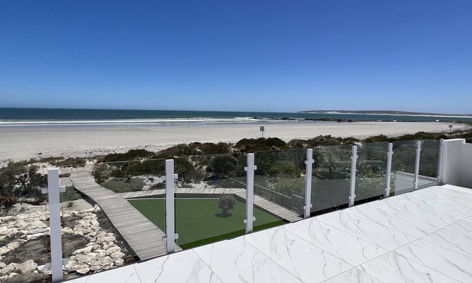 Paternoster Apartment | Prime Location Hotel with Scenic Views and Spa Amenities