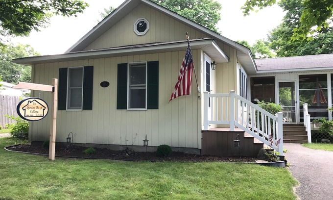 Pentwater House | Prime Downtown Location: Steps from Attractions and Amenities