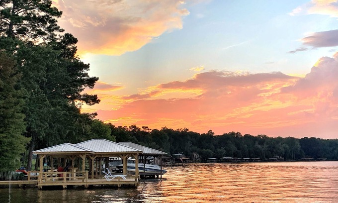 Cobb Cottage | Unbeatable Lake View Retreat with 6 Beds Near Attractions