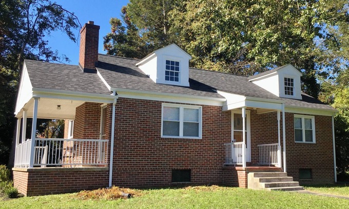 Fayetteville House | Prime Location Near Downtown Fayetteville & Town Park