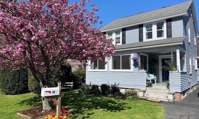 Darien House | Ideal Getaway: Walk to Beach, Train & Restaurants in Darien