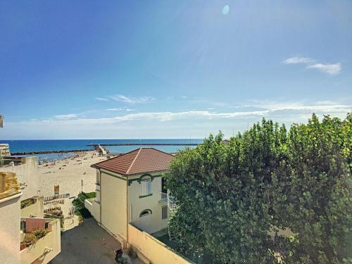 Carnon-Plage Apartment | Seaside F3 with Garage & Pet-Friendly Amenities