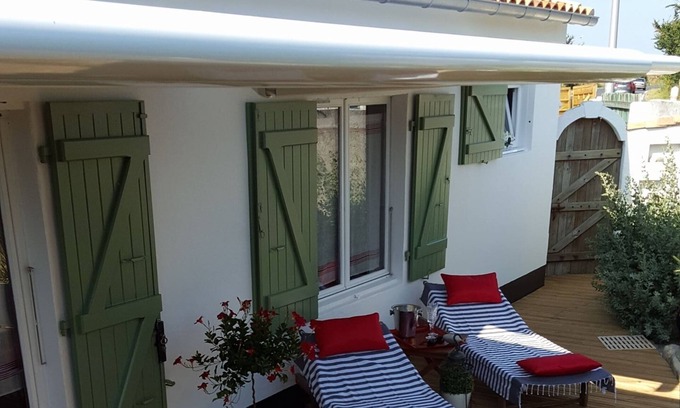 Ars-en-Re House | Inviting Coastal Retreat: Maison de Pécheur in Ars-en-Ré