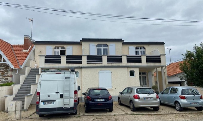 Tharon-Plage Apartment | Pet-Friendly Oceanfront Retreat at LOCATION SAISONNIERE