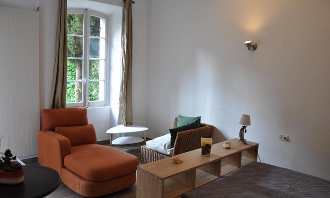 Sorgues Apartment | Inviting Studio with Garden and Oceanfront Views