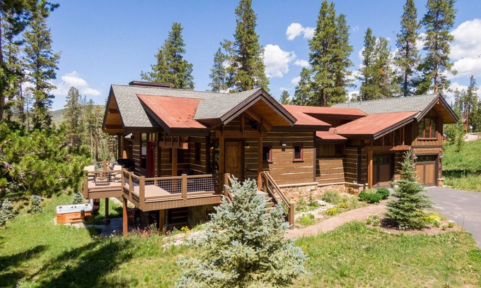 The Highlands House | Unbeatable Location with Scenic Views & Family-Friendly Amenities
