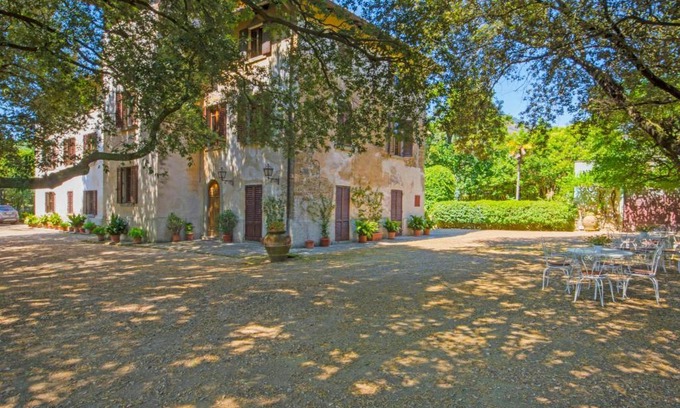Le Piazze House | Discover Locazione Turistica Cozzano: Pet-Friendly Retreat