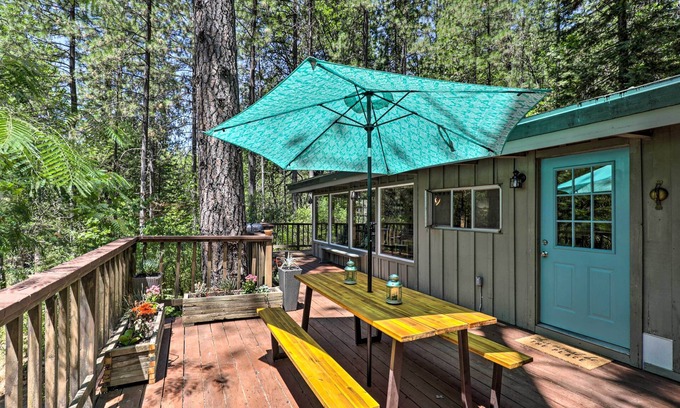 Middletown Cabin | Tranquil Loch Lomond Cabin with Hot Tub & Nearby Wineries
