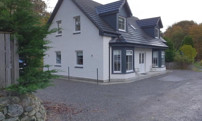 Drumnadrochit Apartment | Top-Rated Loch Ness House Blairbeg with Hot Tub & Breakfast