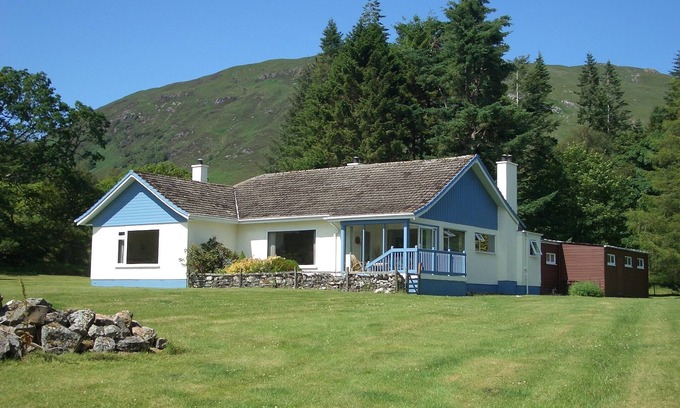 Fort William House | Scenic Loch-side House with Exceptional Mountain Views