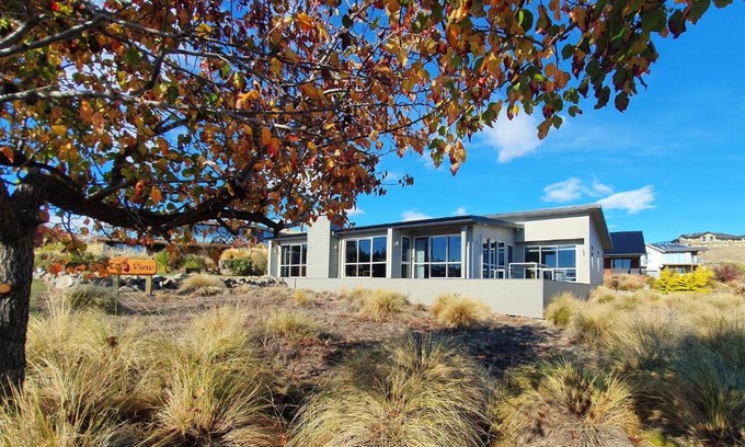 Lake Tekapo House | Scenic Loch View Hotel - 4-Star Escape for Families & Pets