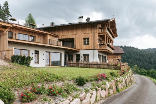 Meltina House | Lochbauer: Guest Rated 9.8 with Oceanfront Views & Spa