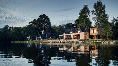 Port of Menteith Resort | Oceanfront Comfort at Lochend Chalets - Rated 9.5/10