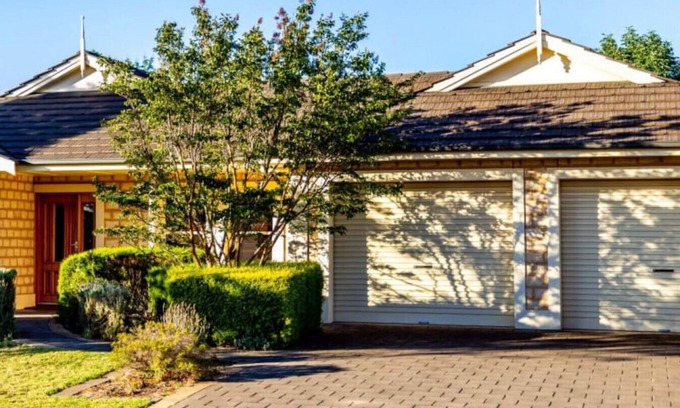 Tanunda House | Experience Lochnagar Barossa - Walk to Wineries & Enjoy En-suites
