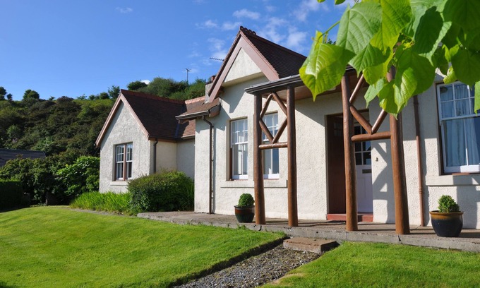 Campbeltown Cottage | Inviting Lochside Cottage with Breathtaking Sea Views