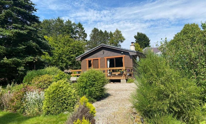 Lairg House | Experience Lochside Lodge: Family-Friendly Retreat Rated 10/10