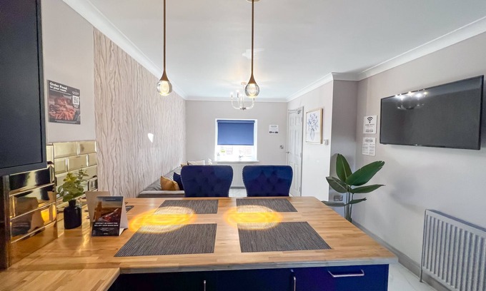 Boston House | Elegant Retreat at Lock View with Breakfast & Family Amenities