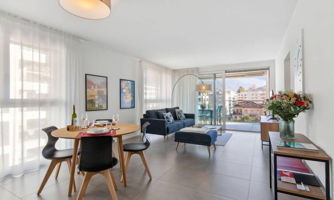 Locarno Apartment | Highly Rated LocTowers A4.3.3 with Spa and Lake View