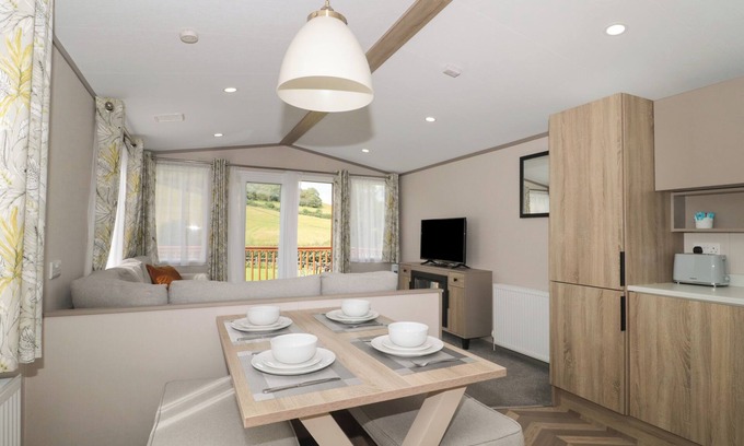 Winscombe Cottage | Family-Friendly Lodge 10 with Garden in Scenic Shipham