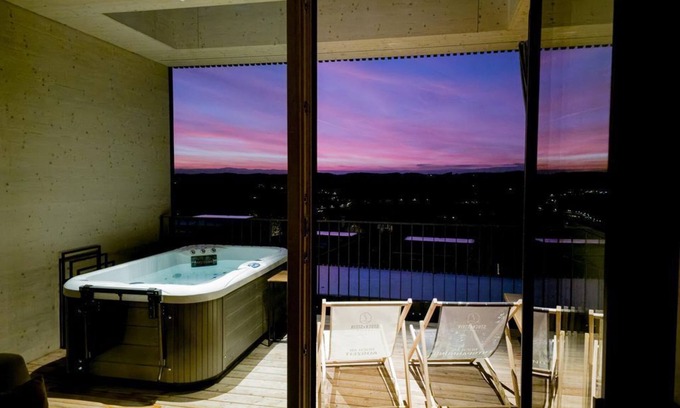 Merkendorf Apartment | Discover Relaxation at Lodge 11 - PUR with Spa & Hot Tub
