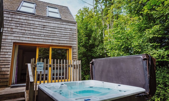 Corfe Castle Cottage | Inviting Lodge 17: Pet-Friendly Retreat with Hot Tub