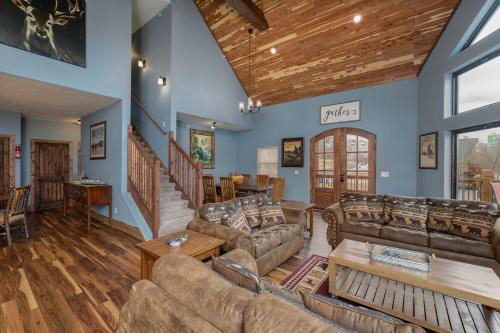 Branson House | Experience Comfort at Lodge 18 with Pool & Family Amenities