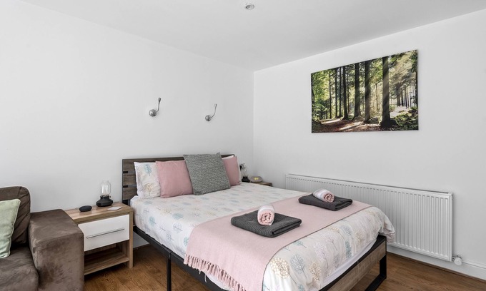 Reydon Cabin | Eco-Friendly Retreat at Lytton Tree Lodge - Perfect for Families