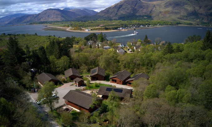 West Laroch Ski Chalet | Cozy Lodge 2: Family-Friendly Retreat for Up to 6 Guests