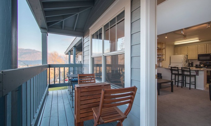 Hood River Condo | Explore Lodge 27: Cozy Condo with Gear Storage and More