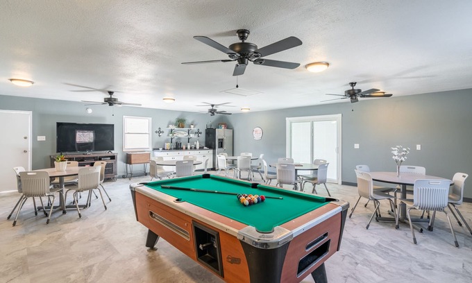 Yantis House | Lodge #4 with Billiard Table, and Outdoor Kitchen